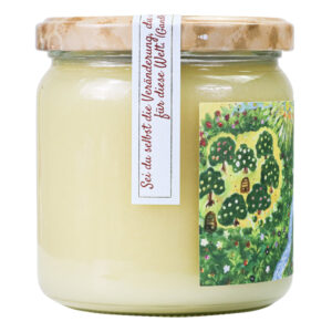 Glas Sommerblütenhonig mit Waldanteil von Bienen Trax mit Banderole und Zitat am Deckel