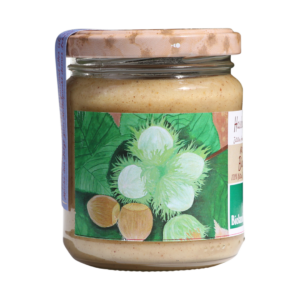 Glas Haselnuss im Honig von Bienen Trax, Nahaufnahme des Etiketts mit botanischer Haselnussbaum-Illustration