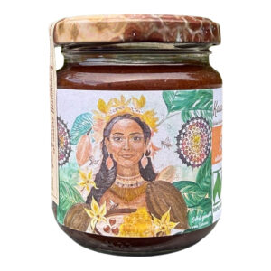 Glas Kakao liebt Honig von Bienen Trax mit illustrierter Banderole: Frau mit Blütenkrone, Kakaofrüchten und Vanilleblüten